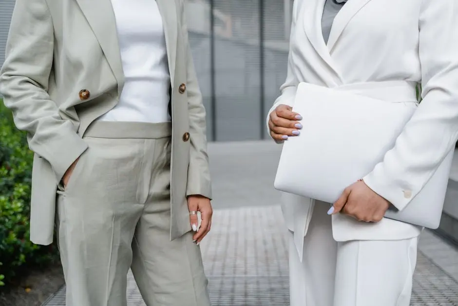 Blazer krem dipadukan dengan celana bahan di lemari kerja