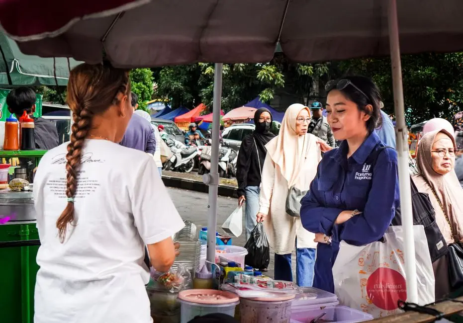 Komunitas kecil wanita berkumpul di warung kopi di Manna
