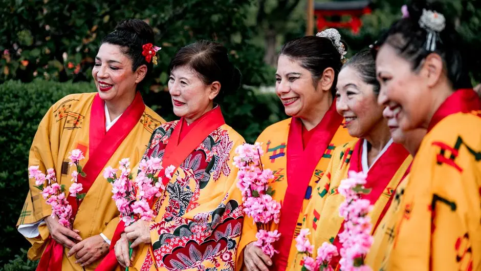 sekelompok wanita sedang melakukan tukar baju di acara komunitas minimalis
