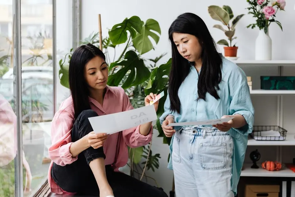 Komunitas perempuan berdiskusi soal skincare di ruang bersama