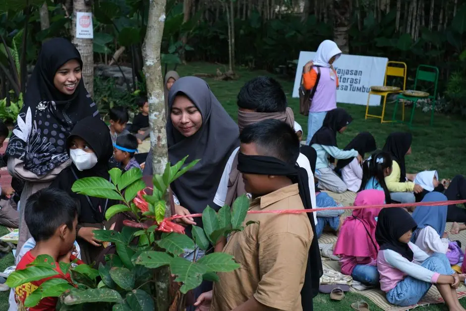 Komunitas kecil berbagi cerita bersama di ruang santai