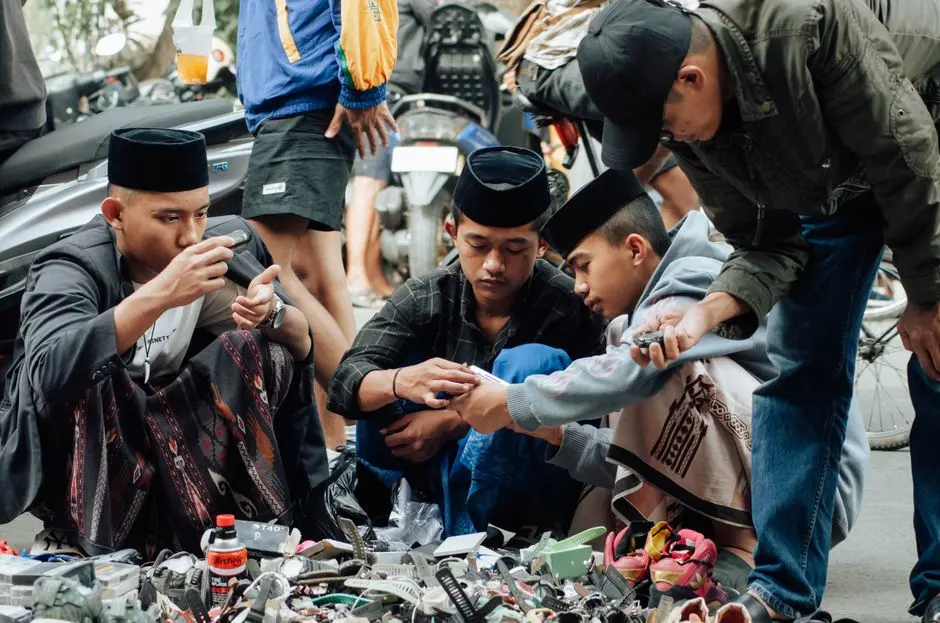 Anggota komunitas bertukar pakaian bekas layak pakai