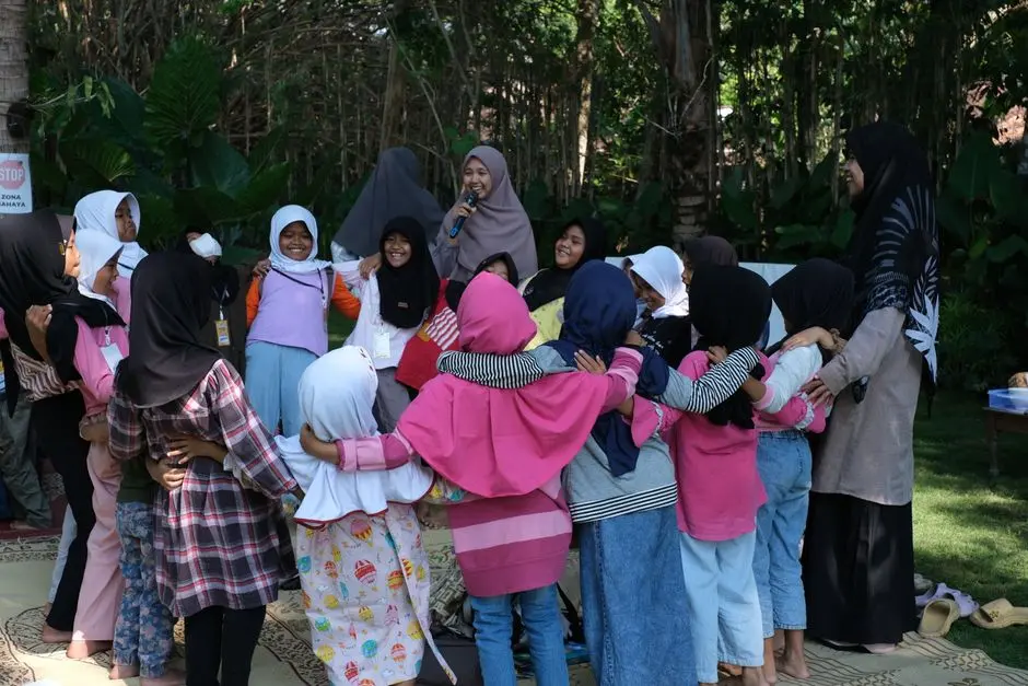 Pertemuan rutin komunitas warga di ruang terbuka Manna